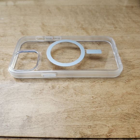 OtterBox Symmetry Series Case for MagSafe for Apple iPhone 15 / 14 / 13 - Clear - Picture 6 of 6